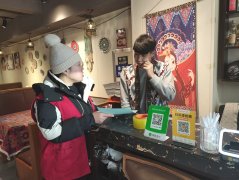 则正在客流高峰期突击